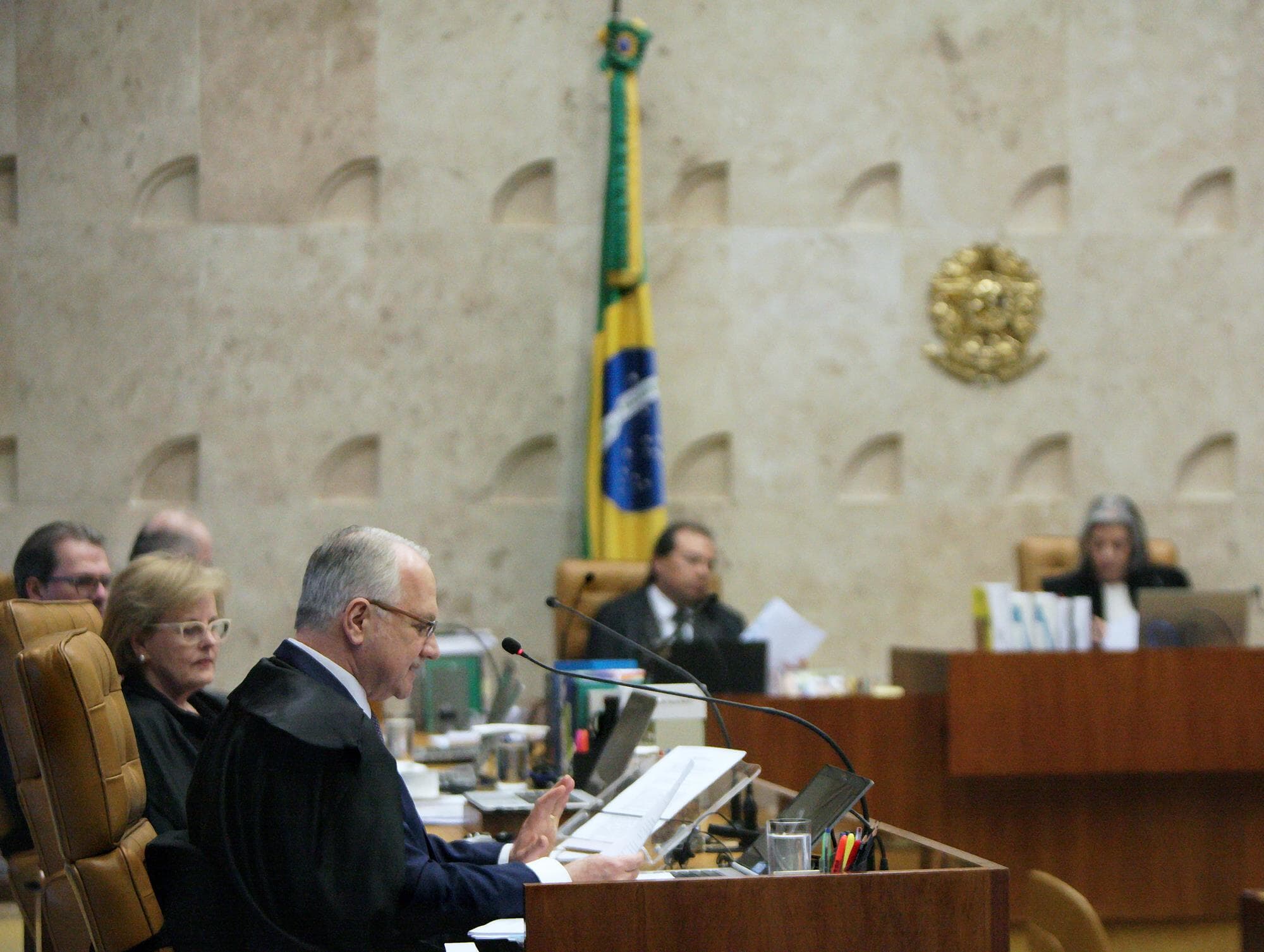 Supremo interrompe julgamento sobre suspensão de nova denúncia contra Temer