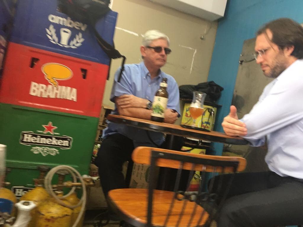 Janot e advogado de Joesley se encontram em bar, mostra foto obtida pelo site O Antagonista