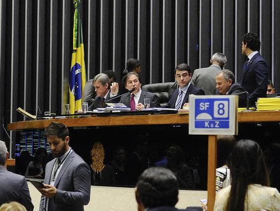 Congresso derruba veto de Temer e altera regra de jovem aprendiz