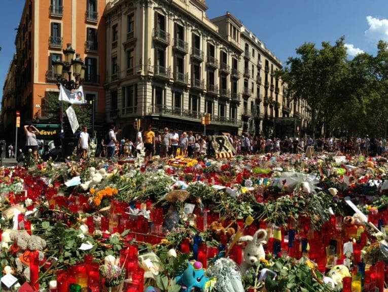 Barcelona rende homenagens a vítimas de atentado com velas, flores e mensagens de paz