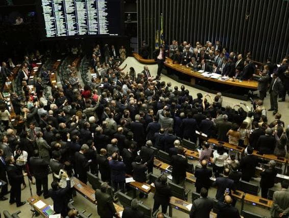 Fim de coligações em 2018 e cláusula de barreira para partidos vão a voto no plenário da Câmara