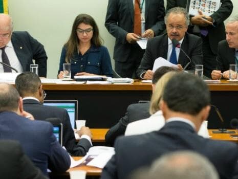 Reforma política: deputados aprovam fundo de R$ 3,6 bilhões, modelo "distritão" e fim dos vices