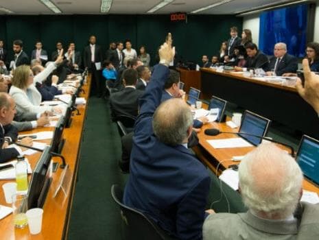 Modelo do "distritão" divide deputados durante discussão da reforma política