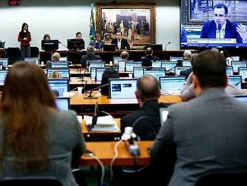 Começa em clima de tensão leitura de parecer sobre pedido de investigação contra Temer