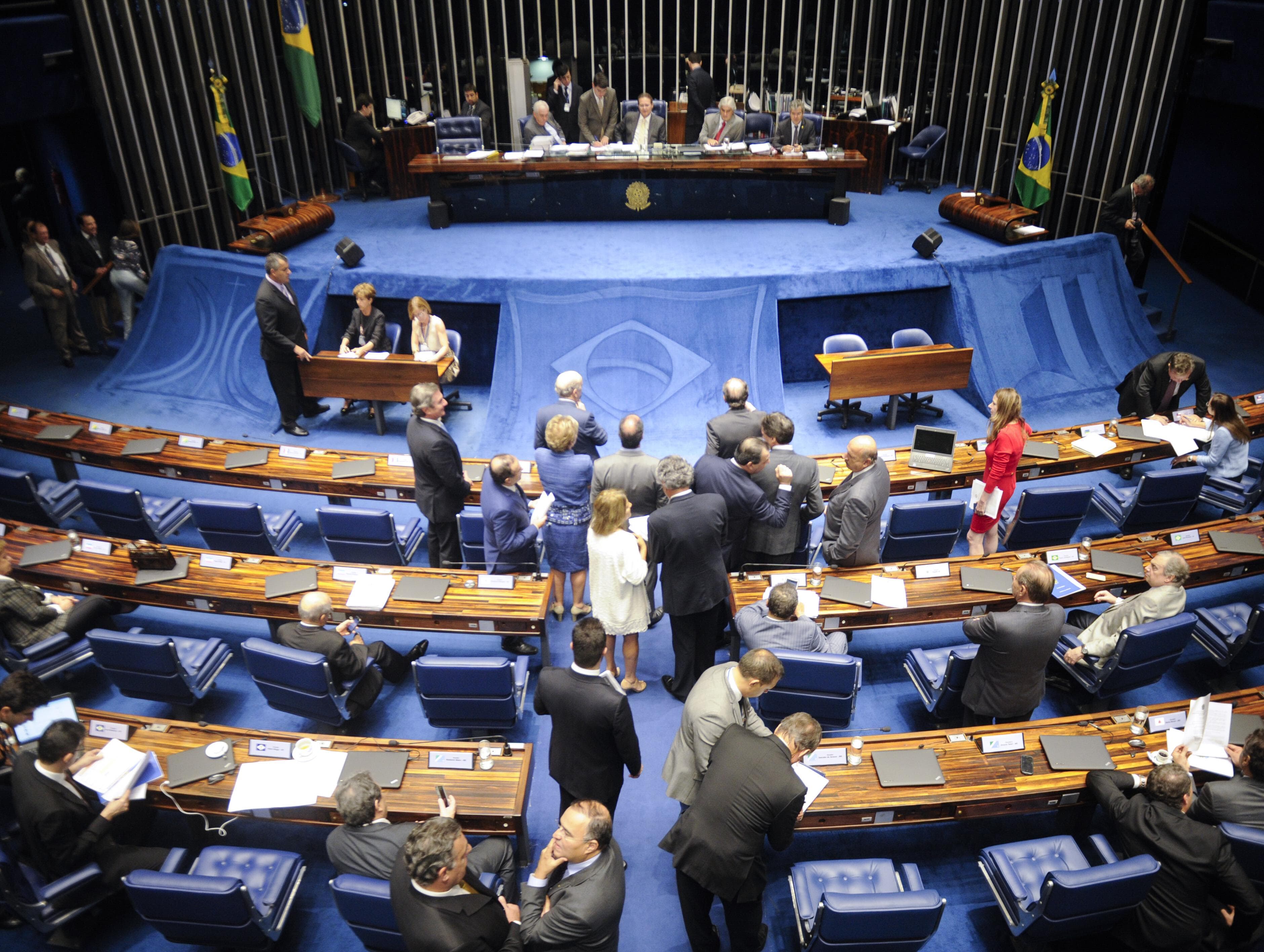 Senadores votam reforma trabalhista nesta terça-feira