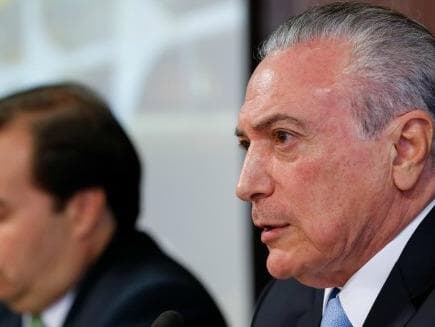 Enquanto CCJ designa o relator de sua denúncia, Temer se dedica a reuniões com governistas