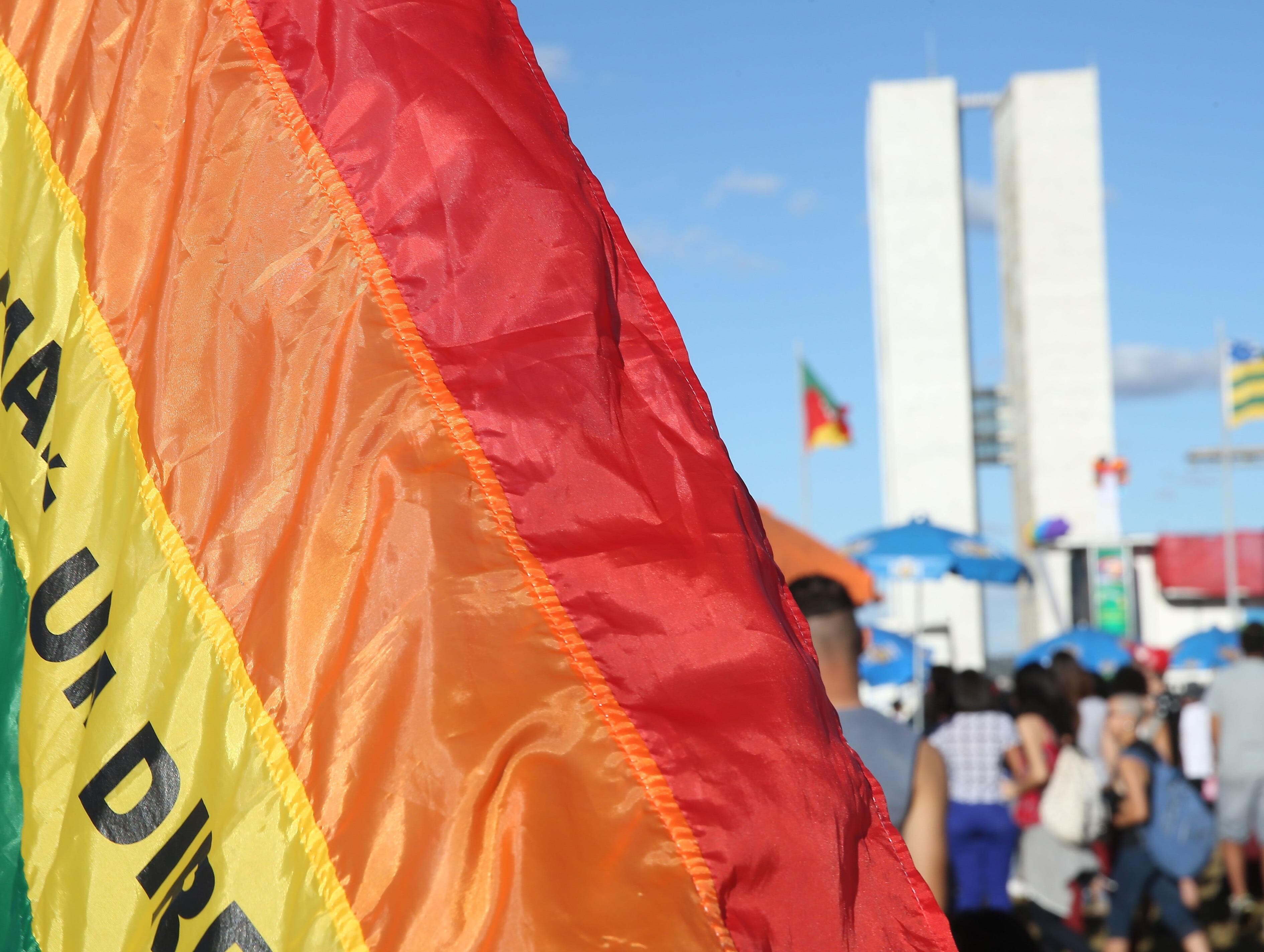 Parada LGBTS por separação entre Estado e igrejas reúne 60 mil pessoas em Brasília