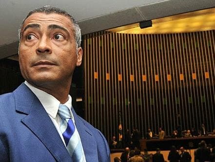 Romário propõe audiência pública com Anitta e funkeiros para debater proposta que criminaliza o funk