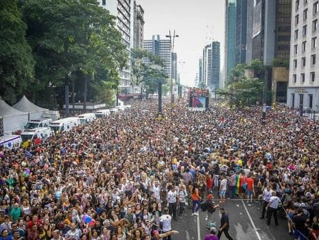 Parada do Orgulho LGBT lota Avenida Paulista e defende Estado laico