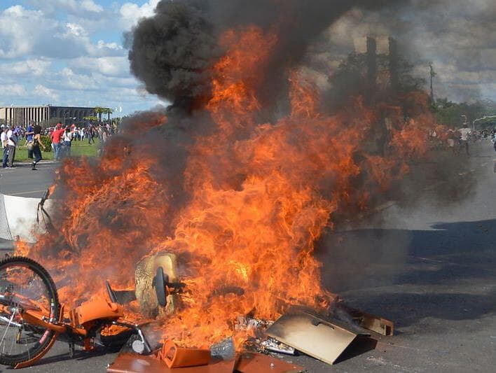 Pelo menos cinco jornalistas foram feridos ou agredidos durante protesto em Brasília