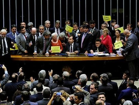 Em dia de confrontos em Brasília, Maia acata orientação de Temer e mantém votações na Câmara