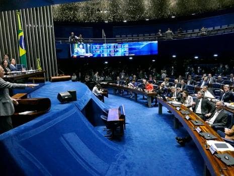 Renan não aceita renunciar à liderança do PMDB no Senado e bancada adia destituição