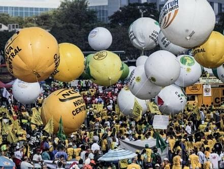 Manifestantes começam ato contra as reformas e pela saída de Temer