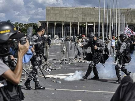 Parlamentares repercutem em plenário tensão dos atos contra Temer ao redor do Congresso