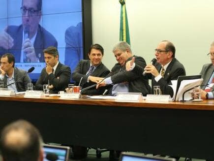 Reforma da Previdência: sob protestos, deputados fixam em 25 anos o tempo mínimo de contribuição