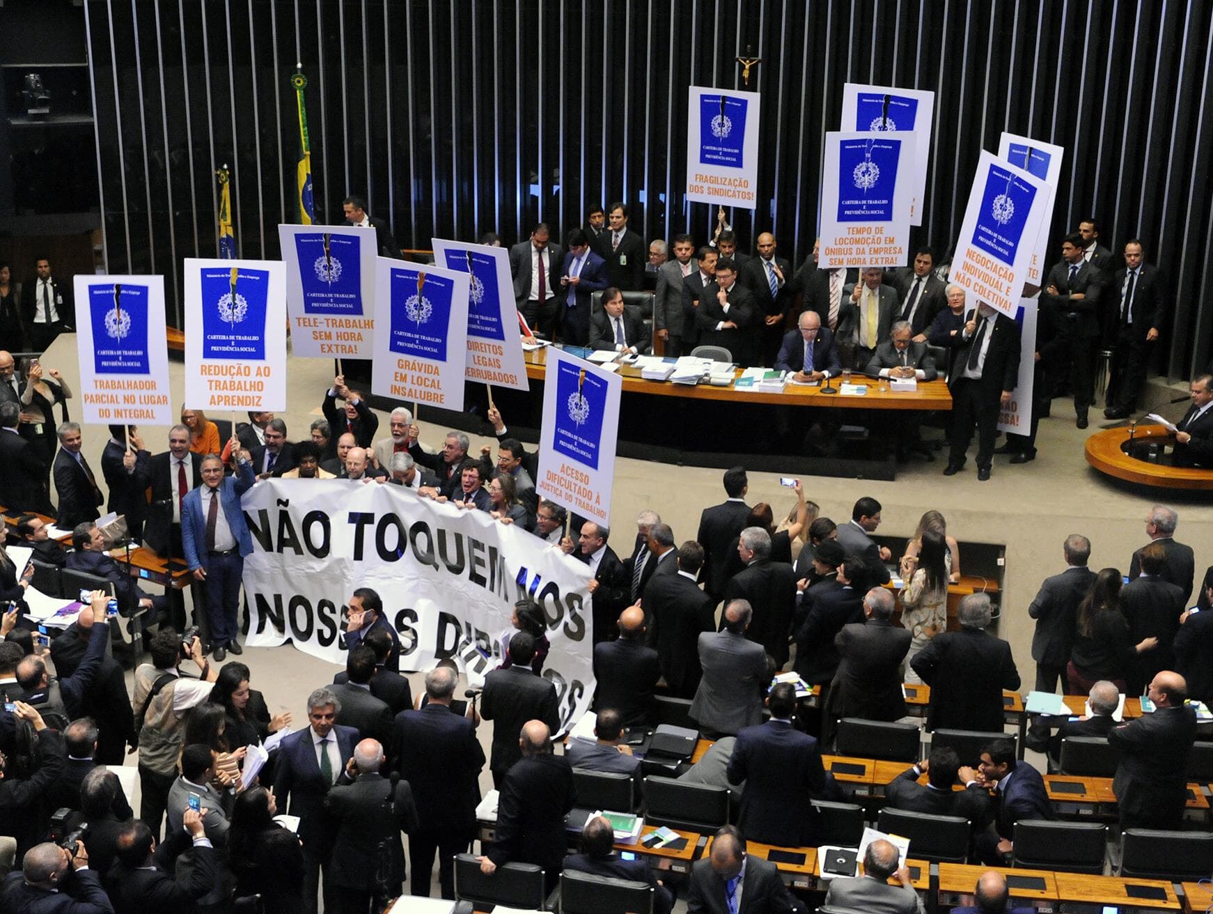 Reforma trabalhista: deputados protestam durante leitura de relatório