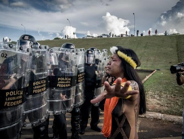 Sete flagrantes do confronto entre indígenas e policiais na Esplanada