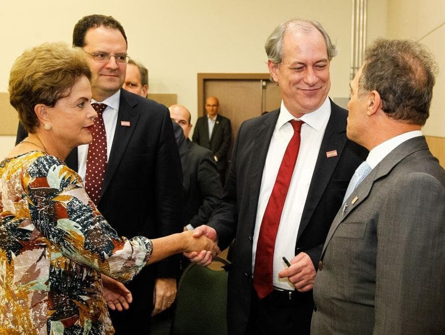 Ciro diz que Dilma ainda está "tonta" e chama Temer de "ladrão fisiológico"