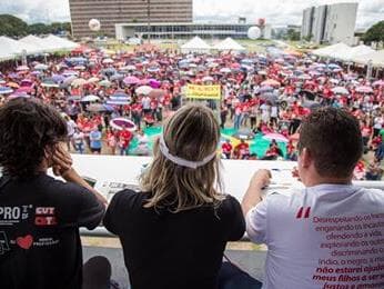 Em troca da desocupação do Eixo, Rollemberg recebe professores em greve