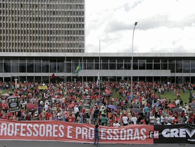 Em greve, professores tentam entrar na sede do Governo do Distrito Federal