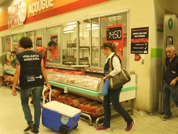 Produtos de empresas investigadas na Operação Carne Fraca são recolhidos em mercados do RJ