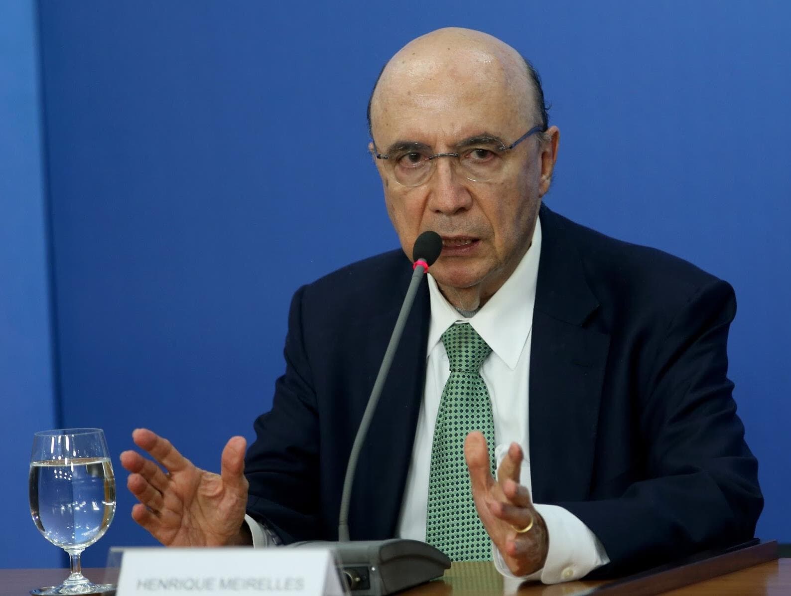 Meirelles diz que recessão é "olhar no retrovisor": "País começa a crescer"