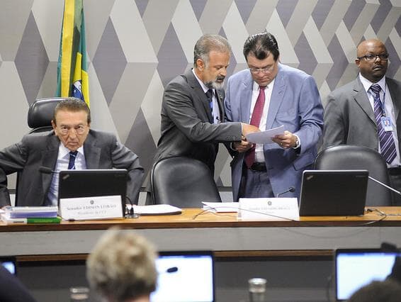 Investigado na Lava Jato, Lobão ignora oposição e passa em seu primeiro teste na CCJ