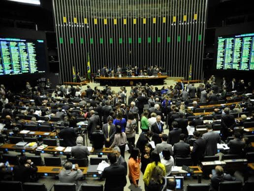 Plenário aprova urgência em projeto que dá autonomia a partidos políticos