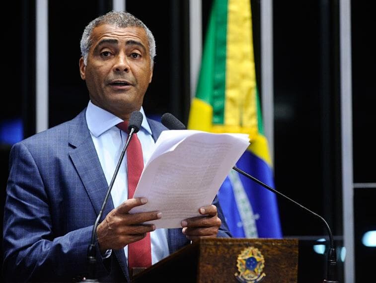 Romário tem 20 dias para explicar construções em área de preservação ao STF