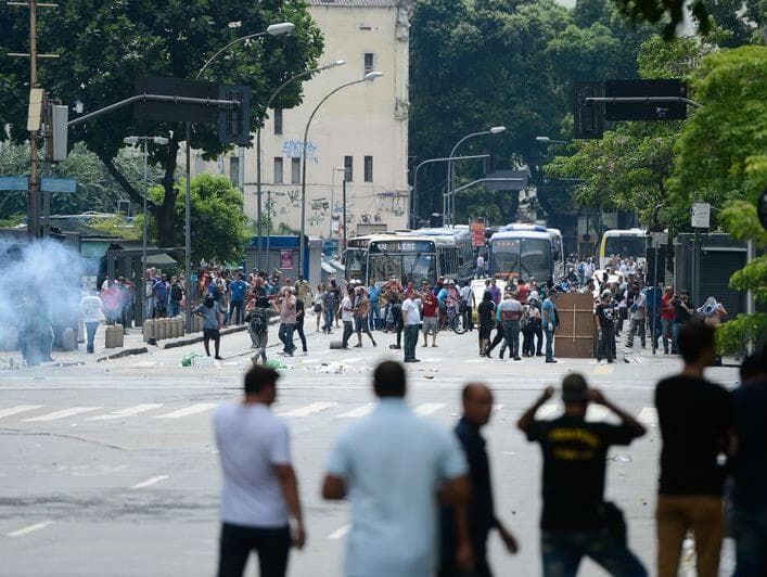 Servidores protestam contra medidas do governo do Rio