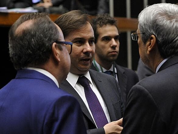 Rodrigo Maia forma blocão com 12 partidos e garante larga vantagem na eleição da Câmara