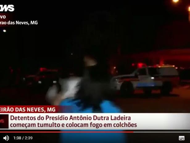 Repórter da Globonews é atacada ao vivo em frente a presídio