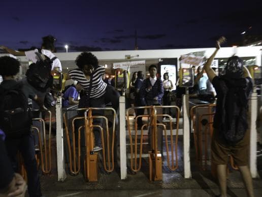 Jovens fazem protesto contra reajuste de transporte público no Distrito Federal