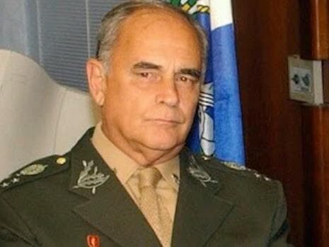 General admite intervenção militar se houver clamor das ruas: "É um caso a se pensar"