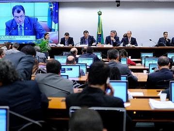 Comissão aprova orçamento de R$ 3,5 trilhões; texto é o primeiro com teto de gastos