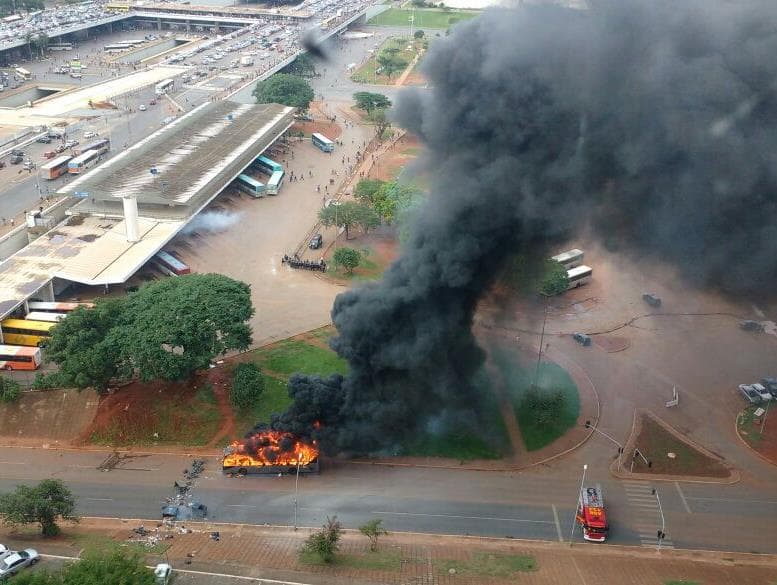 Impedidos de chegar ao Congresso, manifestantes contra a PEC do teto enfrentam a PM