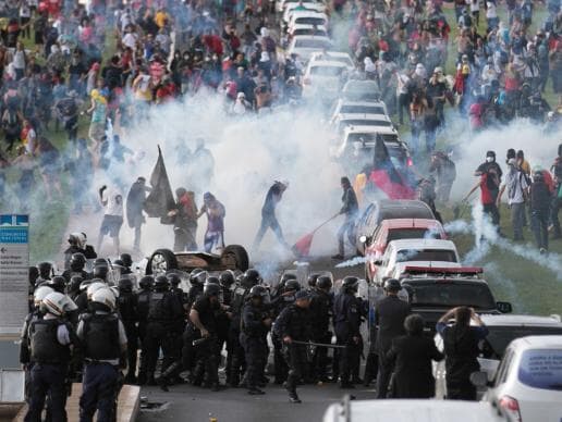 Manifestantes contrários à PEC do Teto ocupam os gramados da Esplanada