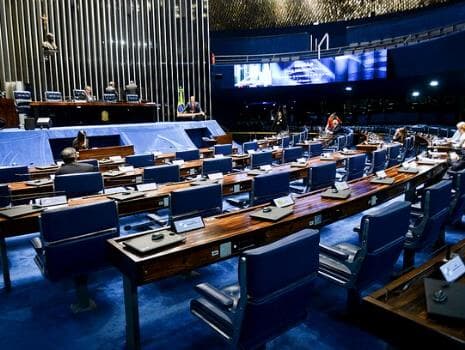 Congresso aposta no recesso para esfriar crise