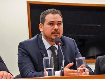 Deputado diz ter interrompido compra de combustível no posto do tio ao detectar erro