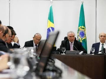 Temer confirma idade mínima de 65 anos para aposentadoria e inclui parlamentares na regra