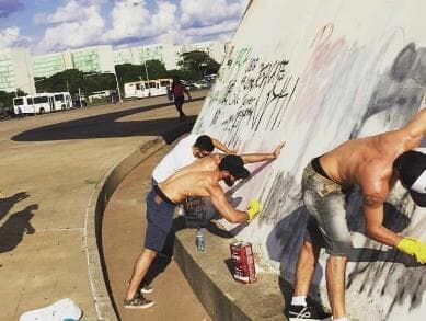 Jovens fazem mutirão para limpar pichação em monumentos de Brasília