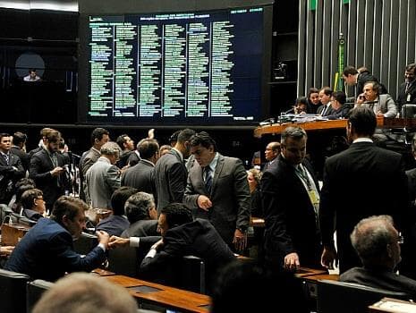 Deputados proíbem recompensa e proteção a quem denunciar corrupção; veja como cada um votou