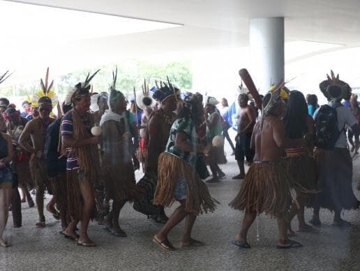 Índios protestam no Palácio do Planalto contra teto de gastos