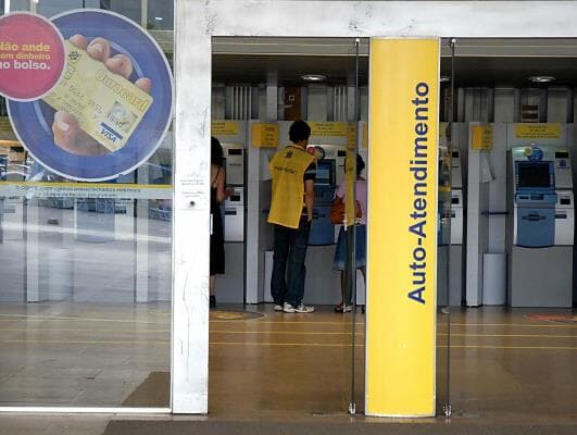 Banco do Brasil quer fechar 402 agências e aposentar 18 mil funcionários