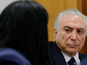 Combate à recessão requer "medidas amargas", diz Temer em jantar para senadores