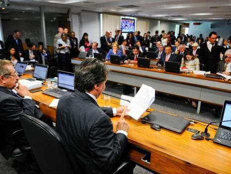 Comissão do Senado aprova relatório sobre proposta que limita gastos por 20 anos