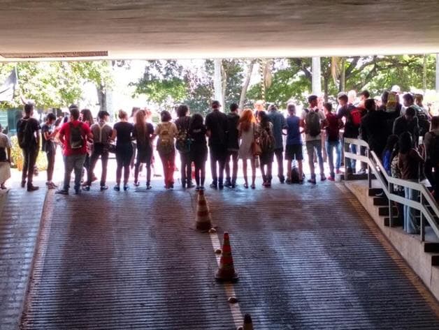 Vídeo: estudantes fecham a entrada do Senado contra a PEC do teto de gastos