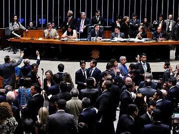 Deputados aprovam medida que flexibiliza horário de transmissão da Voz do Brasil