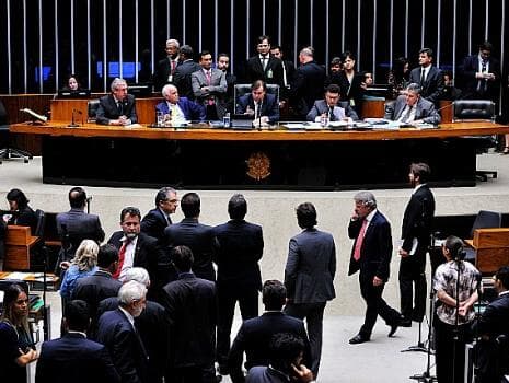 Deputados rejeitam requerimento e mantêm na pauta alteração do horário da Voz do Brasil