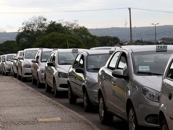 Taxistas protestam em Brasília e pedem a proibição do Uber em todo o país